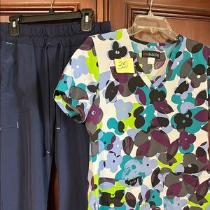 Koi basics scrub multi color
top with blue scrub star pants size small